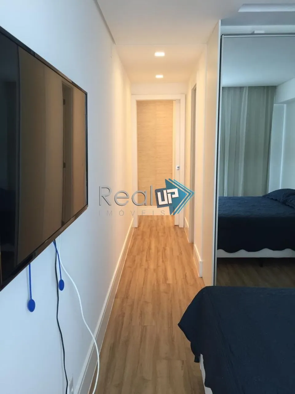 Furnished 2-bedroom apartment with balcony — photo 16