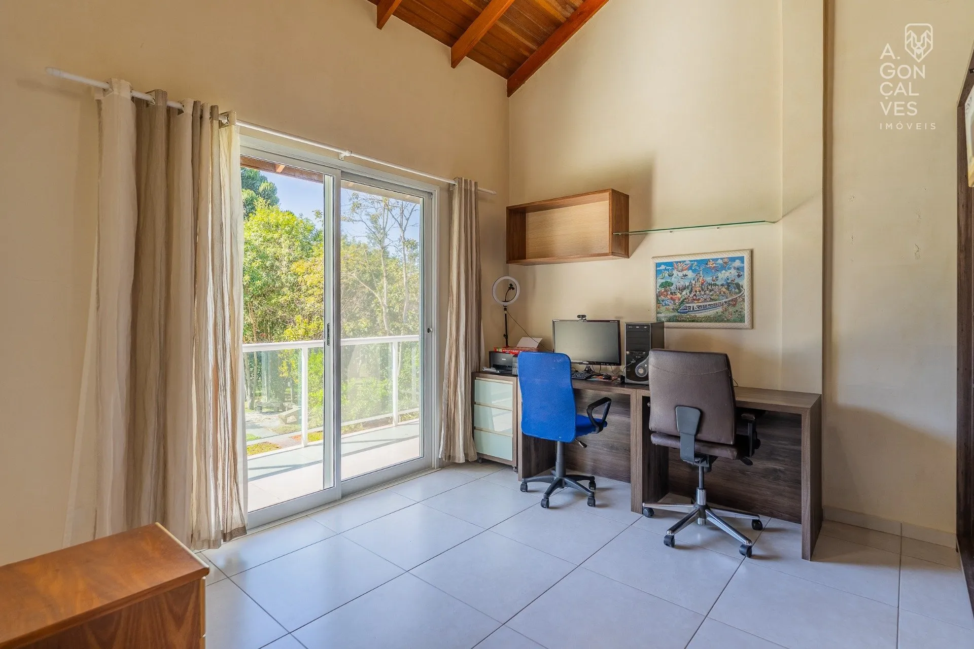 House with 4 bedrooms, 4 bathrooms and air conditioning — photo 35