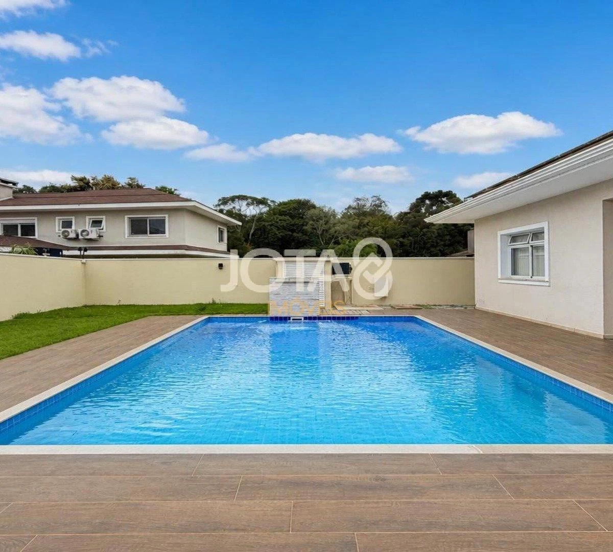 4-bedroom house with a glass-enclosed balcony in Curitiba — photo 41