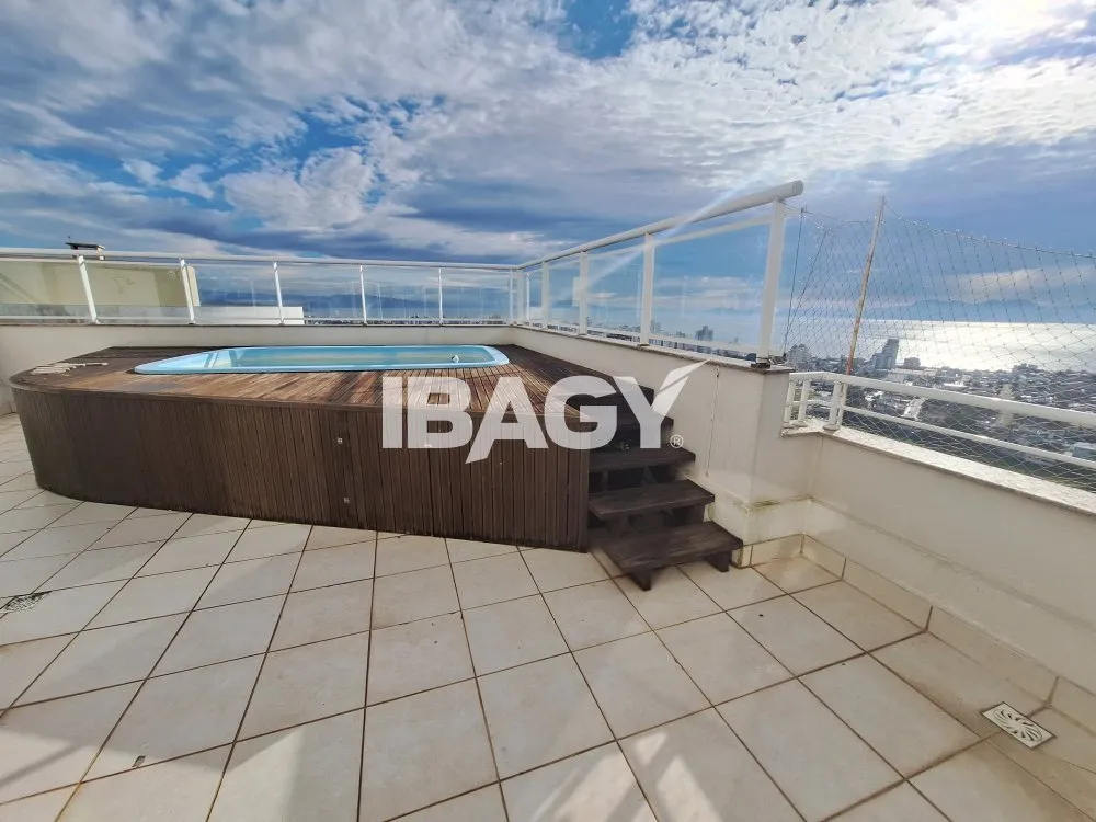 3-bedroom 196 m² apartment with 2 parking spots and balcony — photo 31