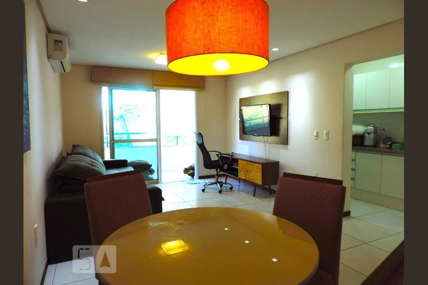 Apartamento con balcón acristalado y cocina abierta — photo 4