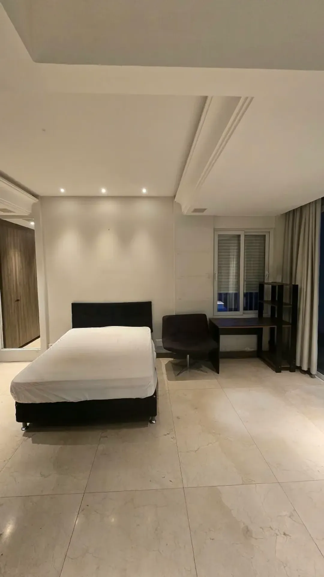 One-bedroom apartment in a building with a coworking space — photo 3