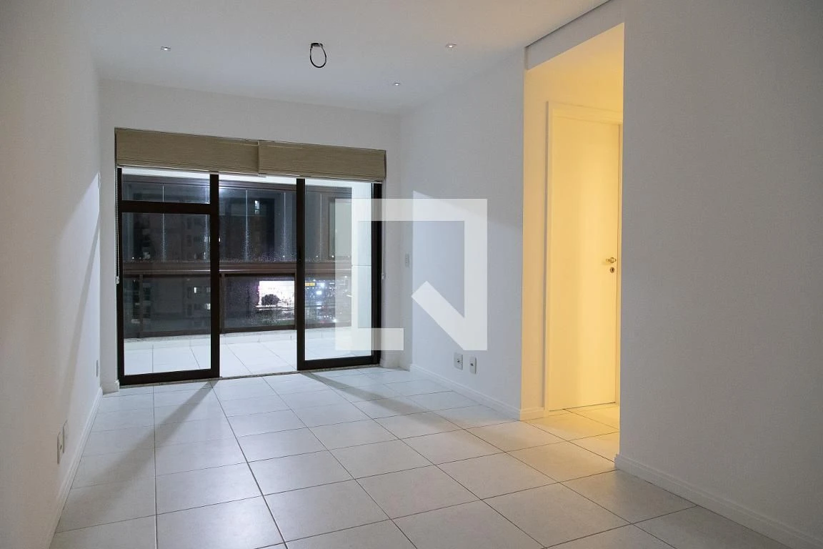 Glass-enclosed balcony in a 2-bedroom apartment, 74 m²