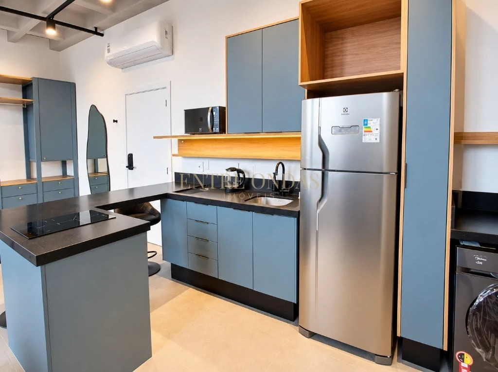 One-bedroom apartment with floor-to-ceiling windows — photo 2