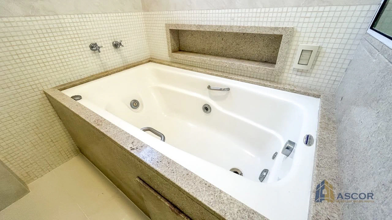 3-bedroom apartment with a bathtub in Florianópolis — photo 9