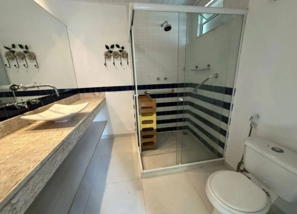 House with 5 bedrooms and 4 bathrooms, 647 m² — photo 16