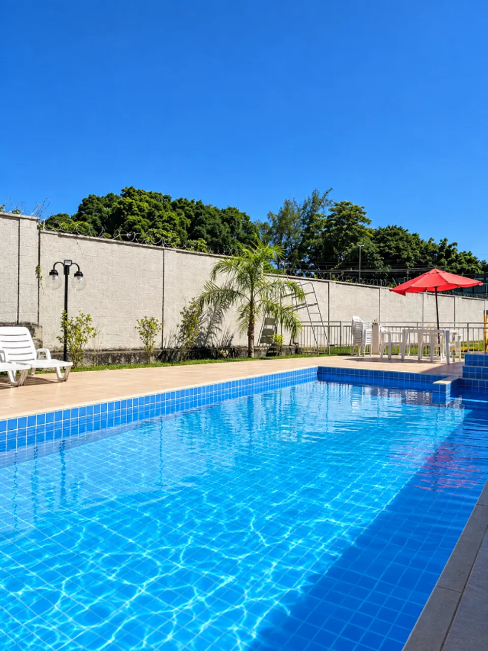 Apartamento de 2 quartos em condomínio com piscina
