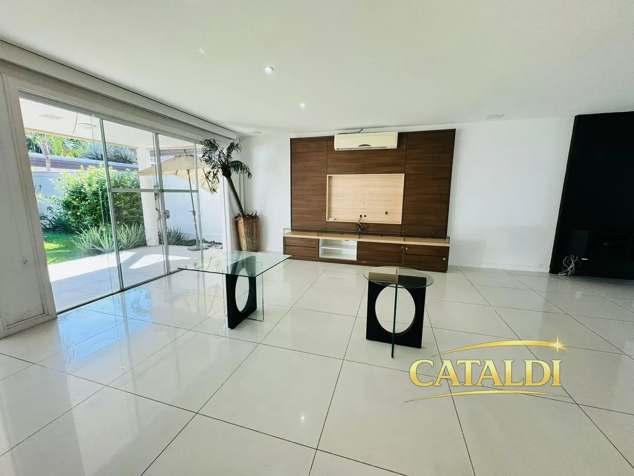 Furnished house, 400 m², with floor-to-ceiling windows — photo 3