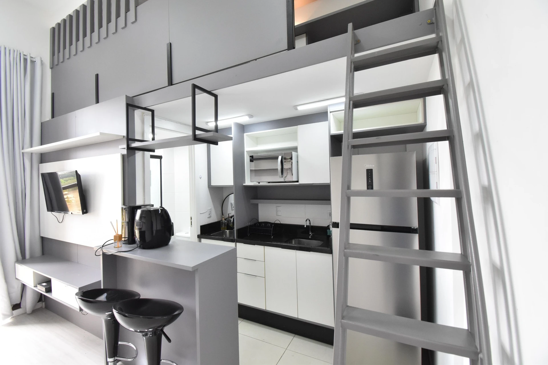 One-bedroom apartment in a building with a gym — photo 13