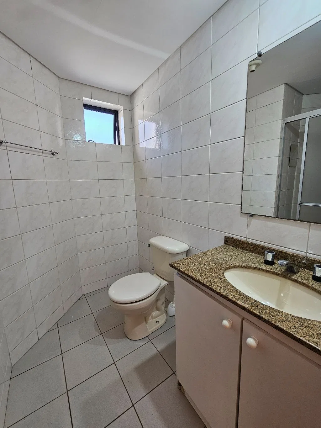 Balcony with a grill in a one-bedroom apartment, 62 m² — photo 17