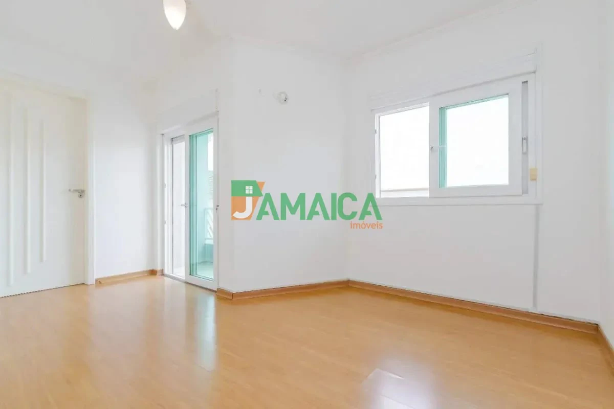 140 m² house with a home office and a walk-in closet — photo 17