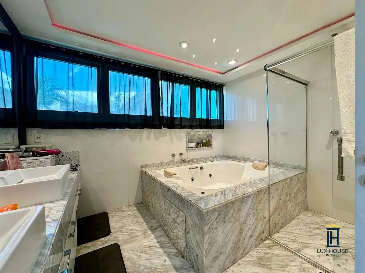 6-bedroom house with a bathtub in Florianópolis — photo 9