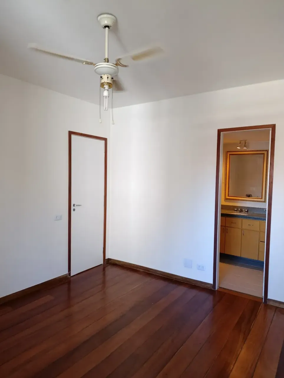 Unfurnished 2-bedroom apartment with a balcony — photo 16