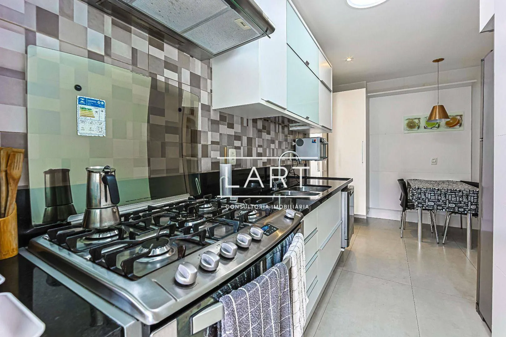 Furnished 3-bedroom apartment with 2 bathrooms and parking — photo 21