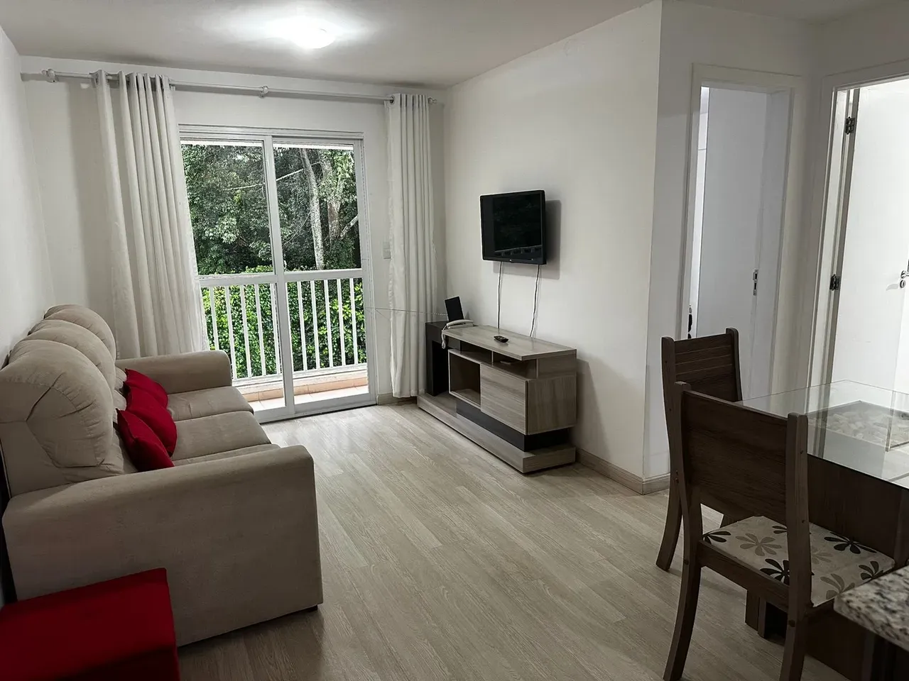 Balcony with a grill in a 2-bedroom apartment, 50 m² — photo 3