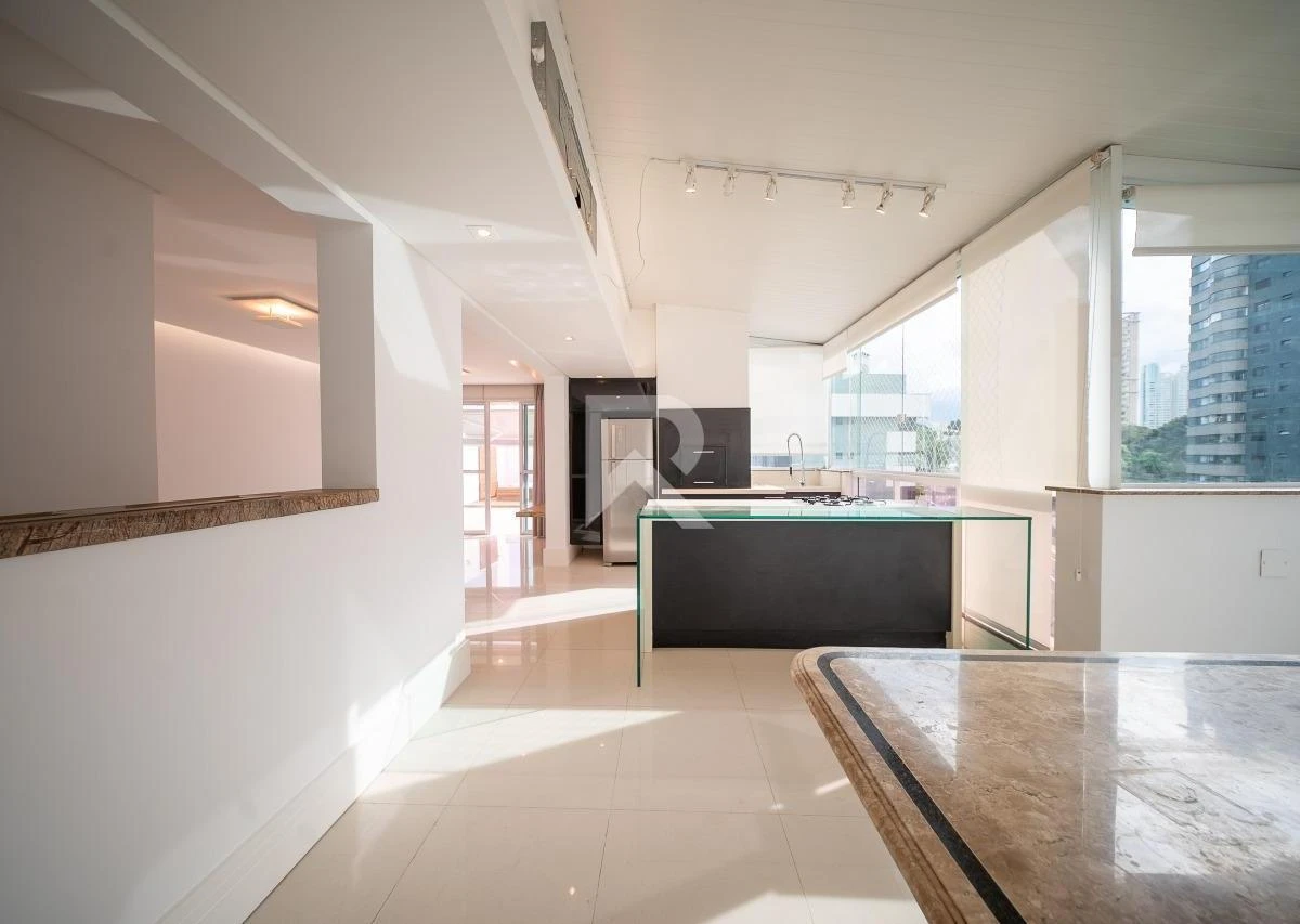 192 m² apartment with floor-to-ceiling windows and a bathtub — photo 12