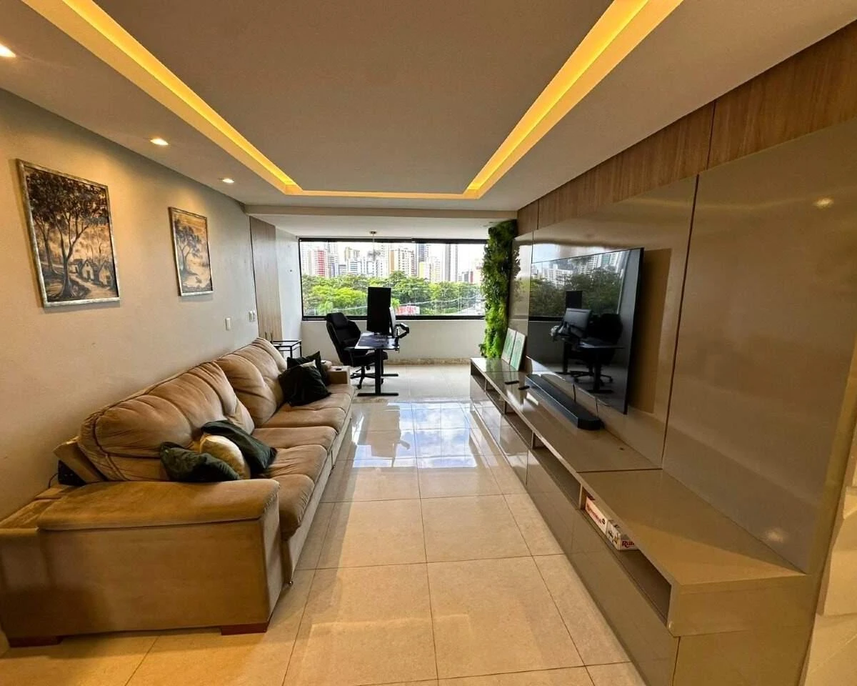 Glass-enclosed balcony in a 3-bedroom apartment, 190 m² — photo 6