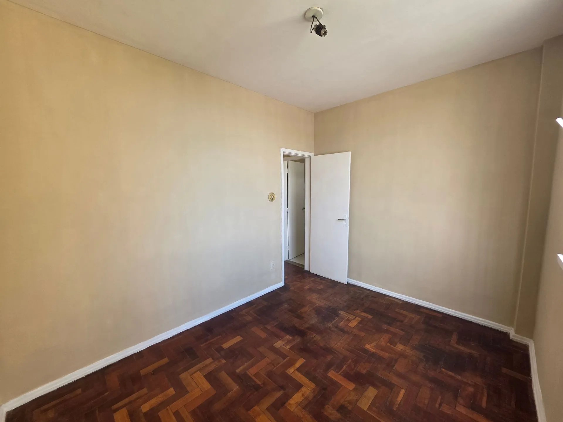 Дерев'яна підлога або ламінат та 2 спальні: квартира 50 м² — photo 9