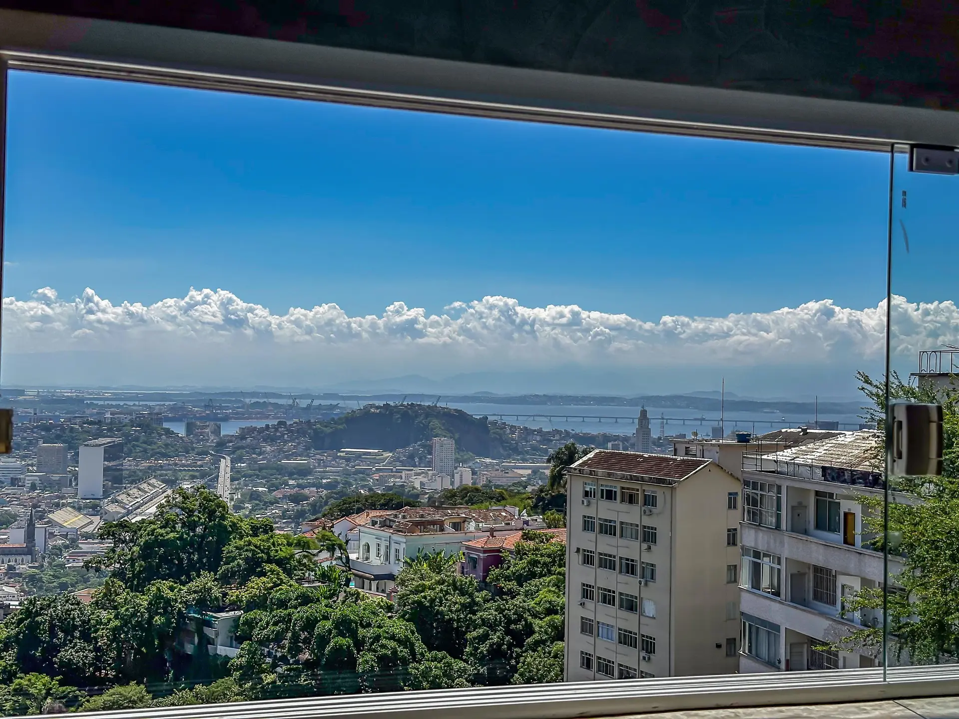 Floor-to-ceiling windows in a 4-bedroom house, 400 m² — photo 59