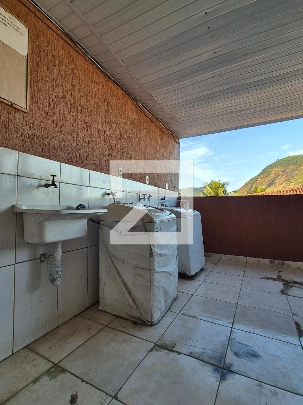 Unfurnished studio with 1 bedroom en-suite and views