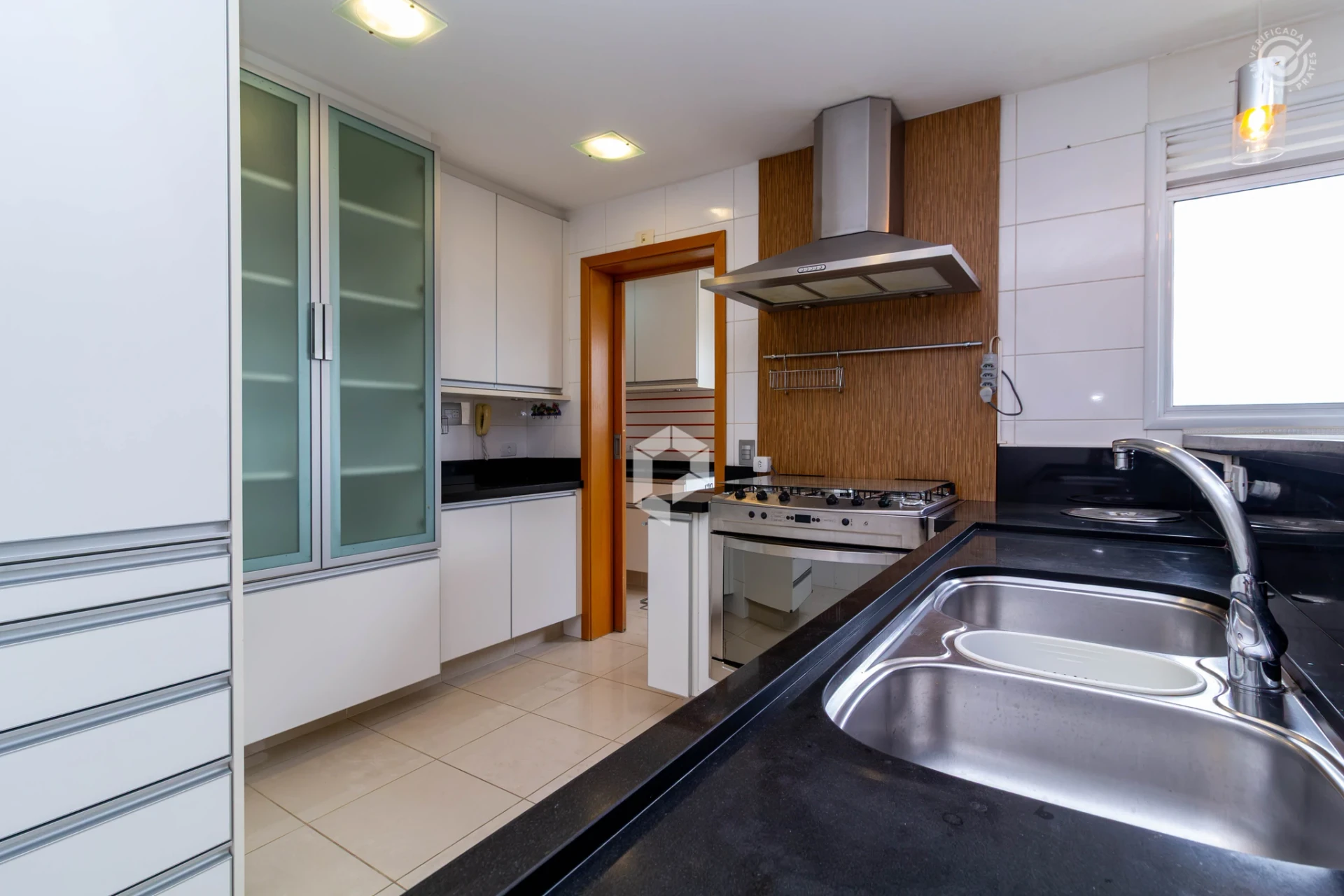 Bathtub in a 3-bedroom apartment, 180 m² — photo 6