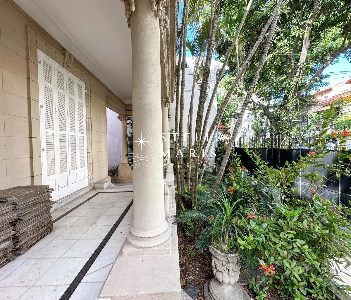 Glass-enclosed balcony in a 5-bedroom house, 402 m² — photo 15