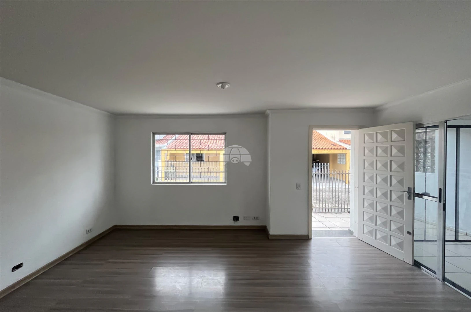 Wood or laminate floors in a 3-bedroom house, 100 m² — photo 4