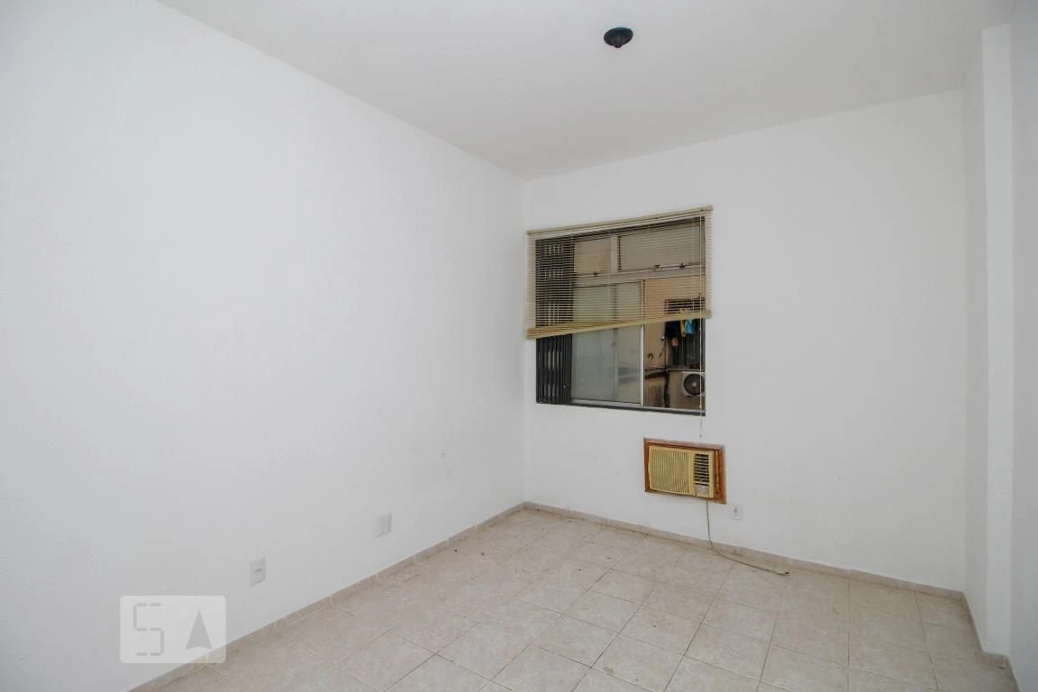 1-bedroom apartment with kitchenette and stove — photo 8
