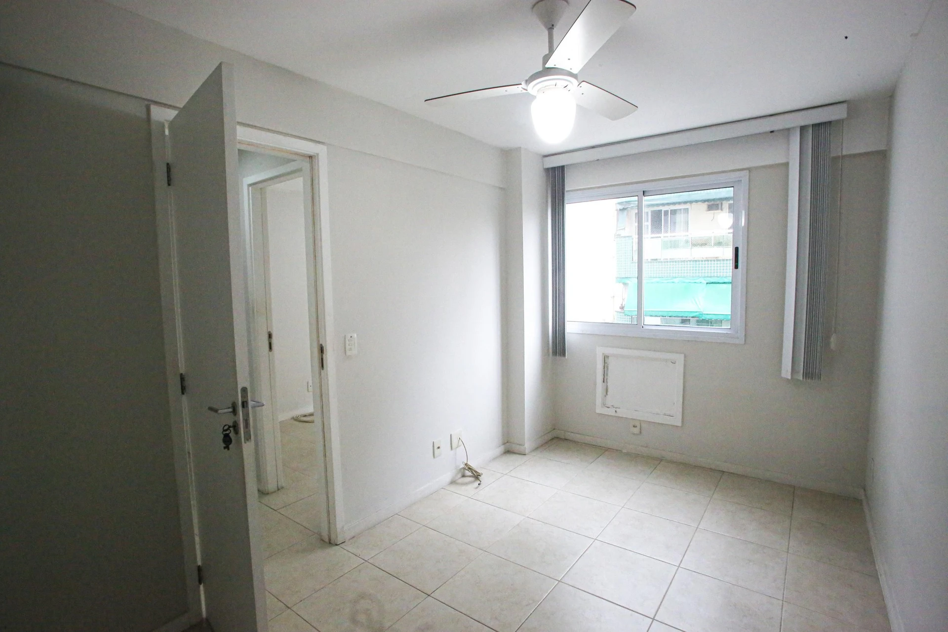 Balcony with a grill in a 2-bedroom apartment, 60 m² — photo 4
