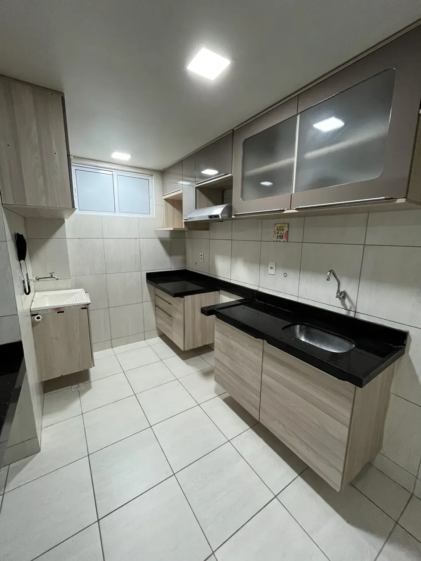2-bedroom apartment in a building with a gym — photo 4