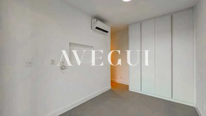 3-bedroom apartment in a building with a pool — photo 13