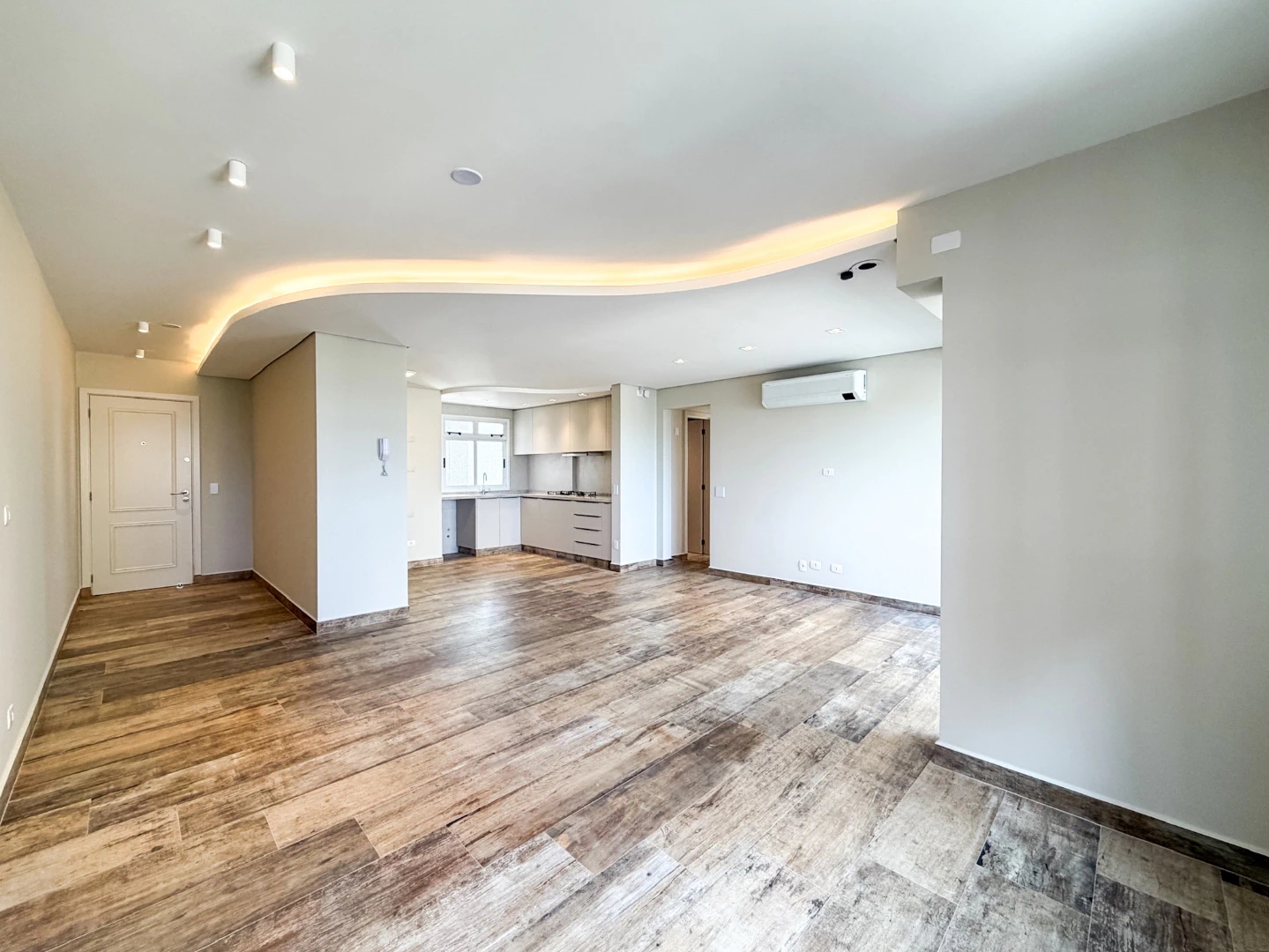 Floor-to-ceiling windows in a 3-bedroom apartment, 106 m² — photo 6