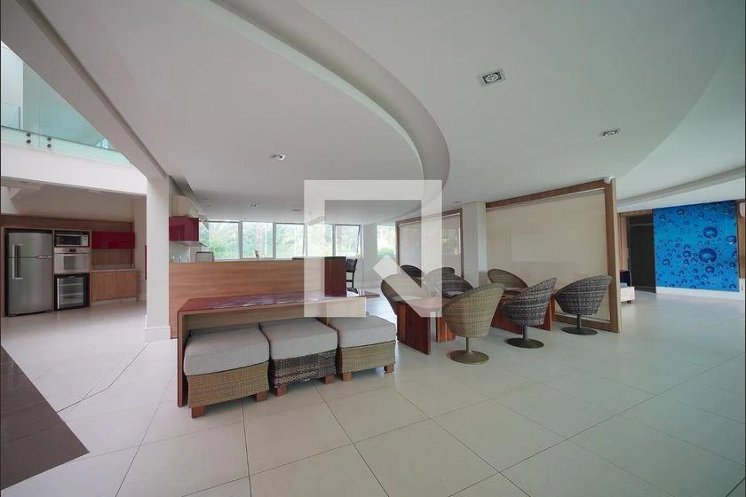 One-bedroom apartment in a building with a gym — photo 6
