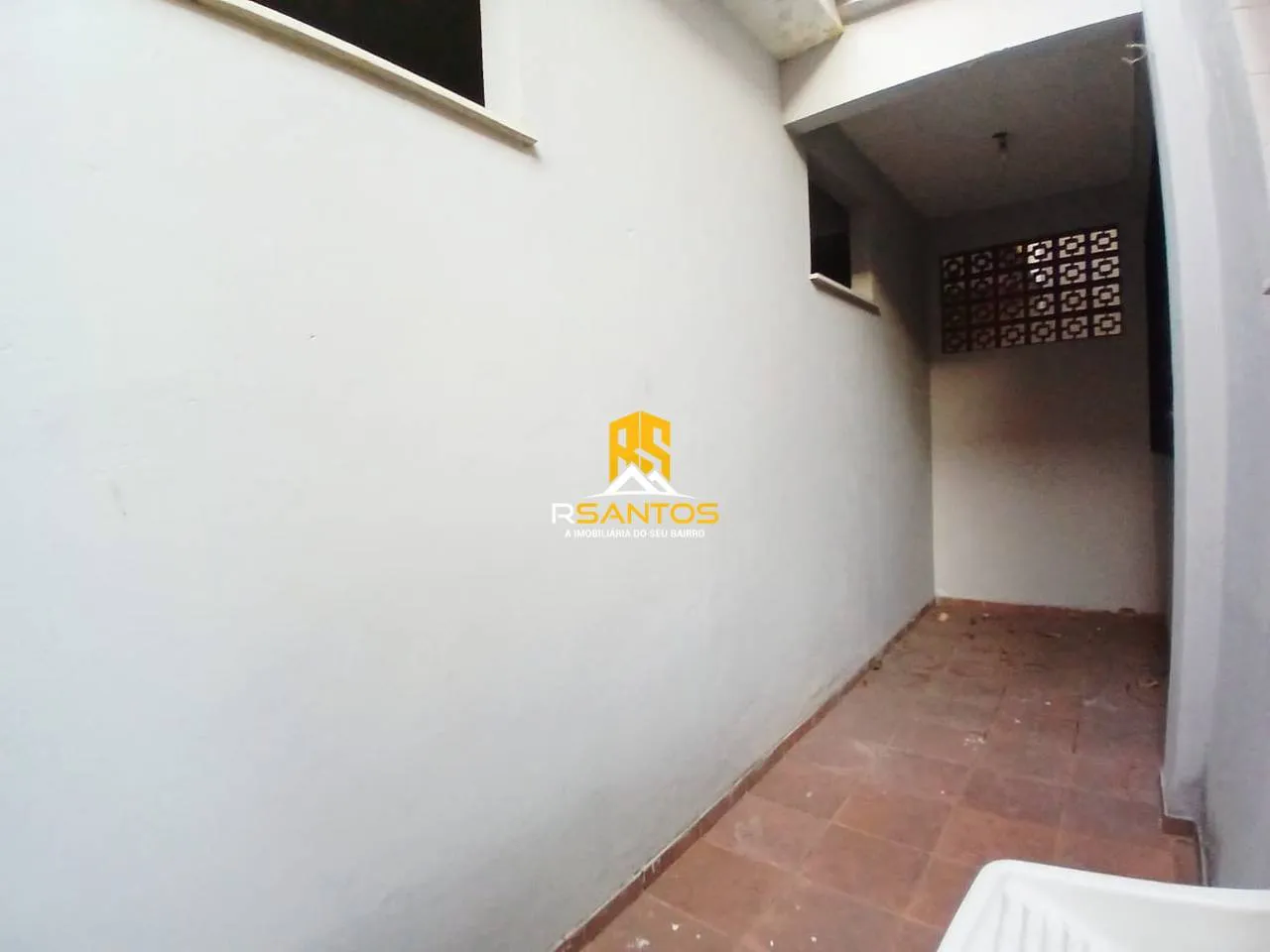 2-bedroom house with a bathtub — photo 17