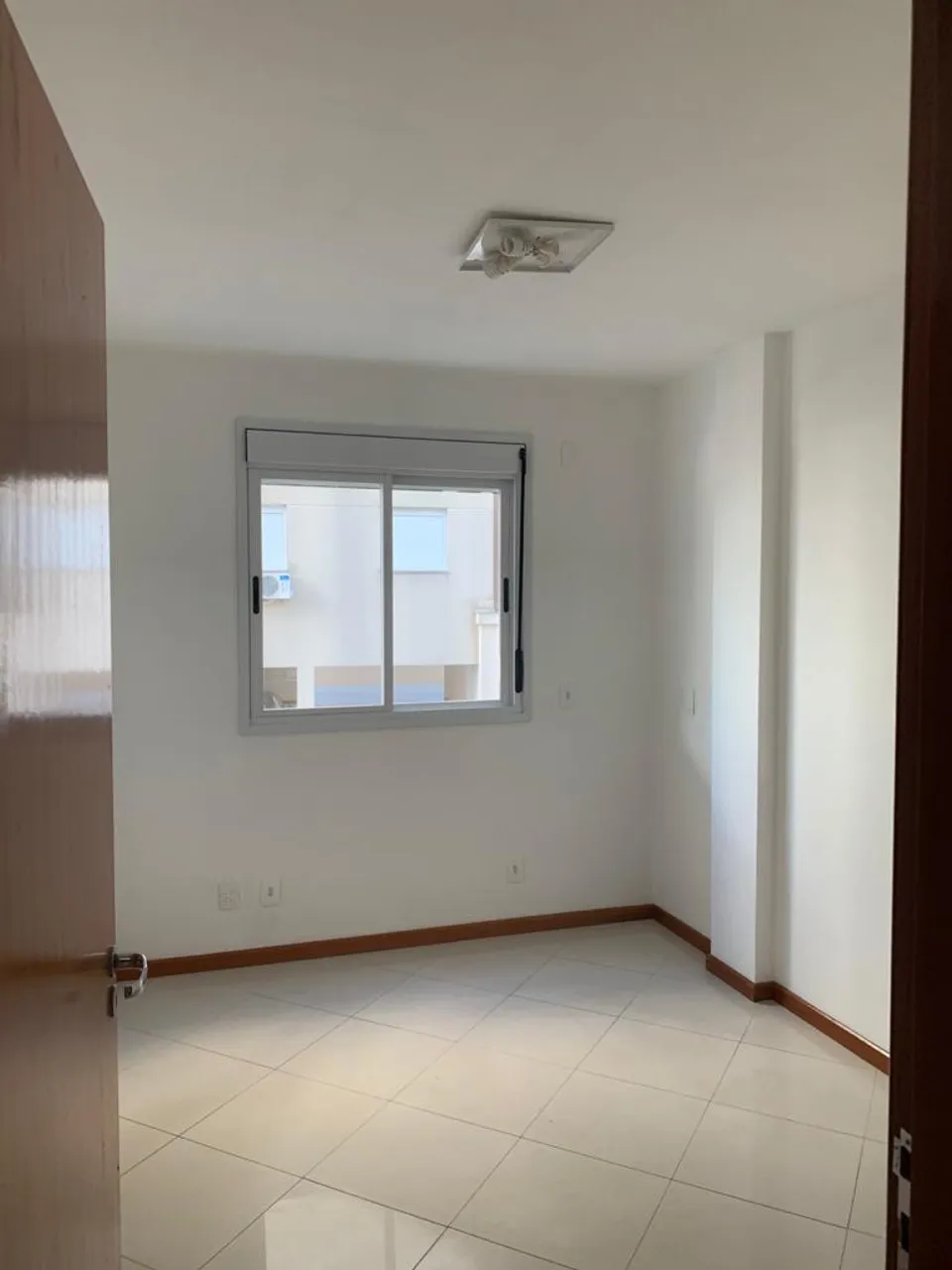 4-bedroom apartment in a building with a pool — photo 4