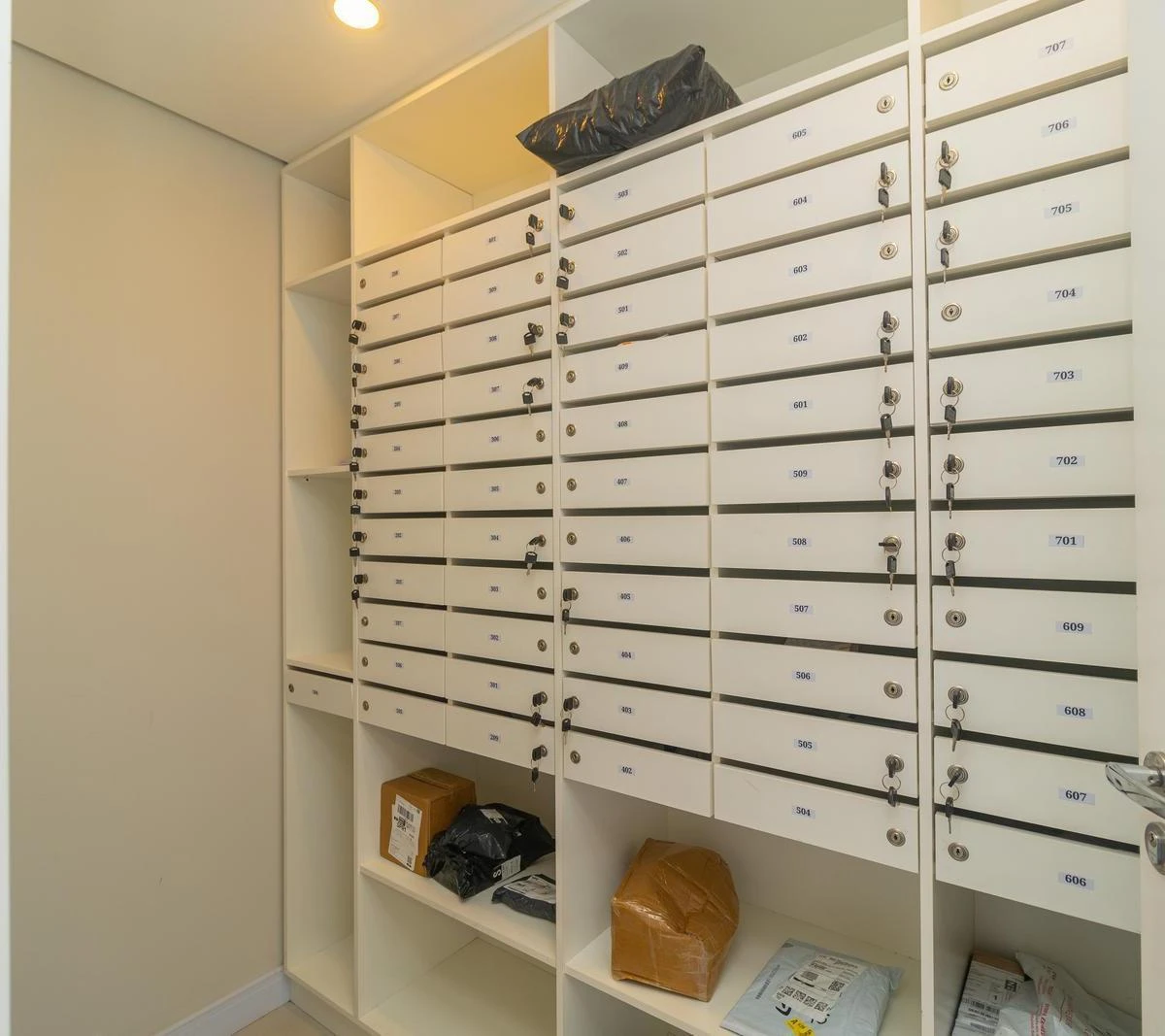 2-bedroom apartment in a building with a gym — photo 12