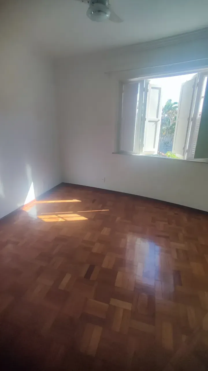 Apartamento de 1 quarto com piso de madeira e 1 vaga — photo 2