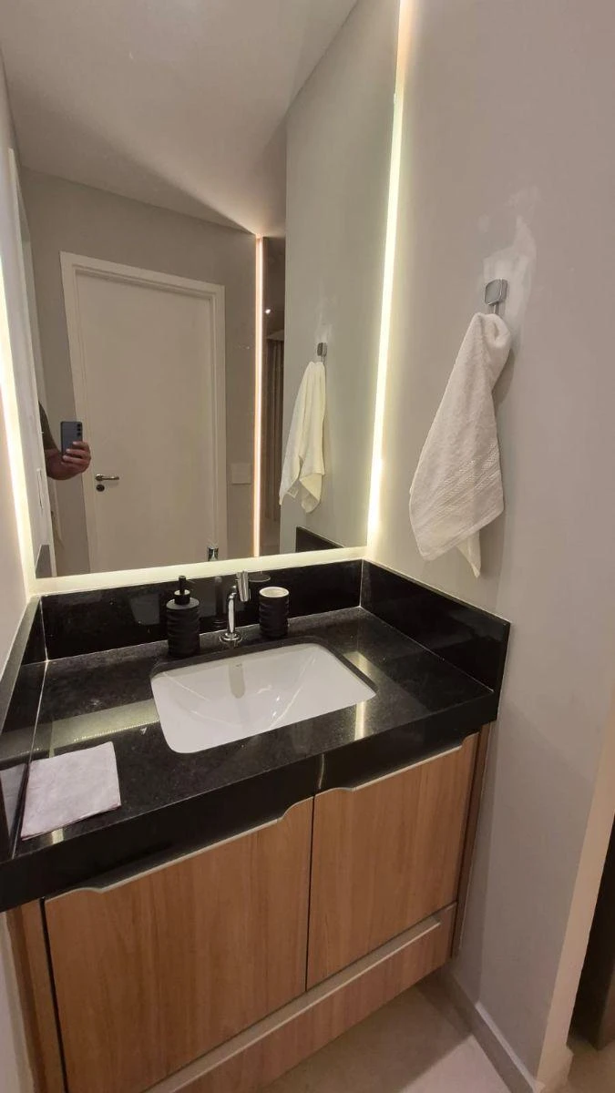 One-bedroom apartment in a building with a gym — photo 7