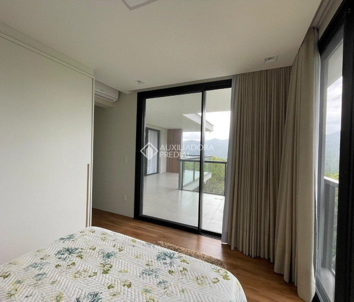 Floor-to-ceiling windows in a one-bedroom house, 158 m² — photo 12