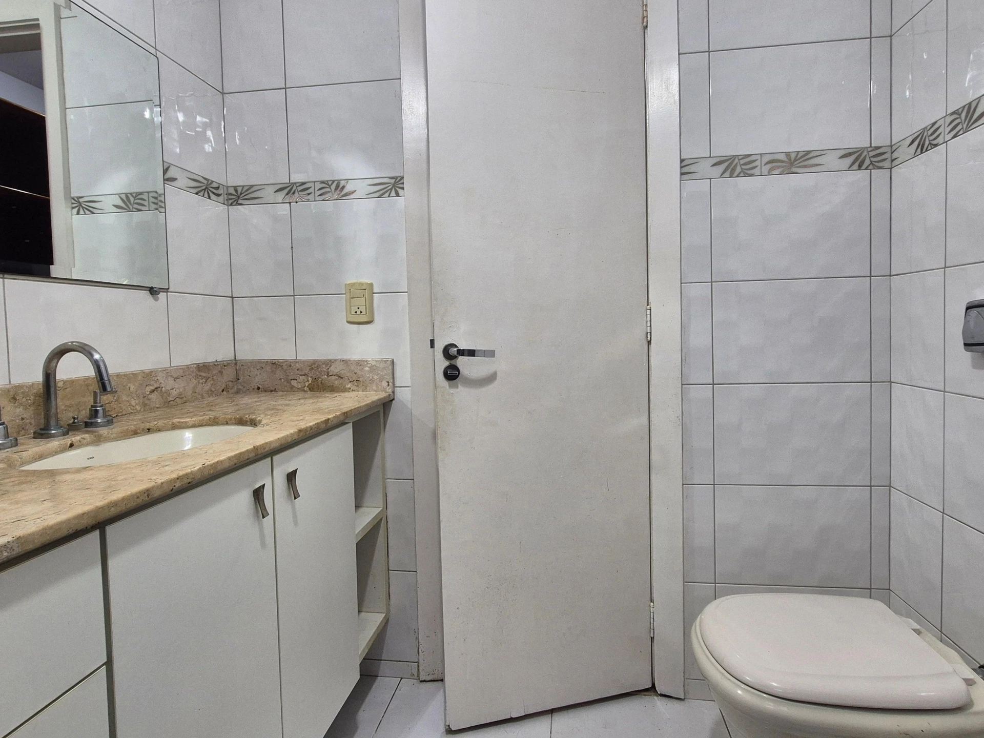 4-bedroom apartment with 3 bathrooms and a balcony — photo 30