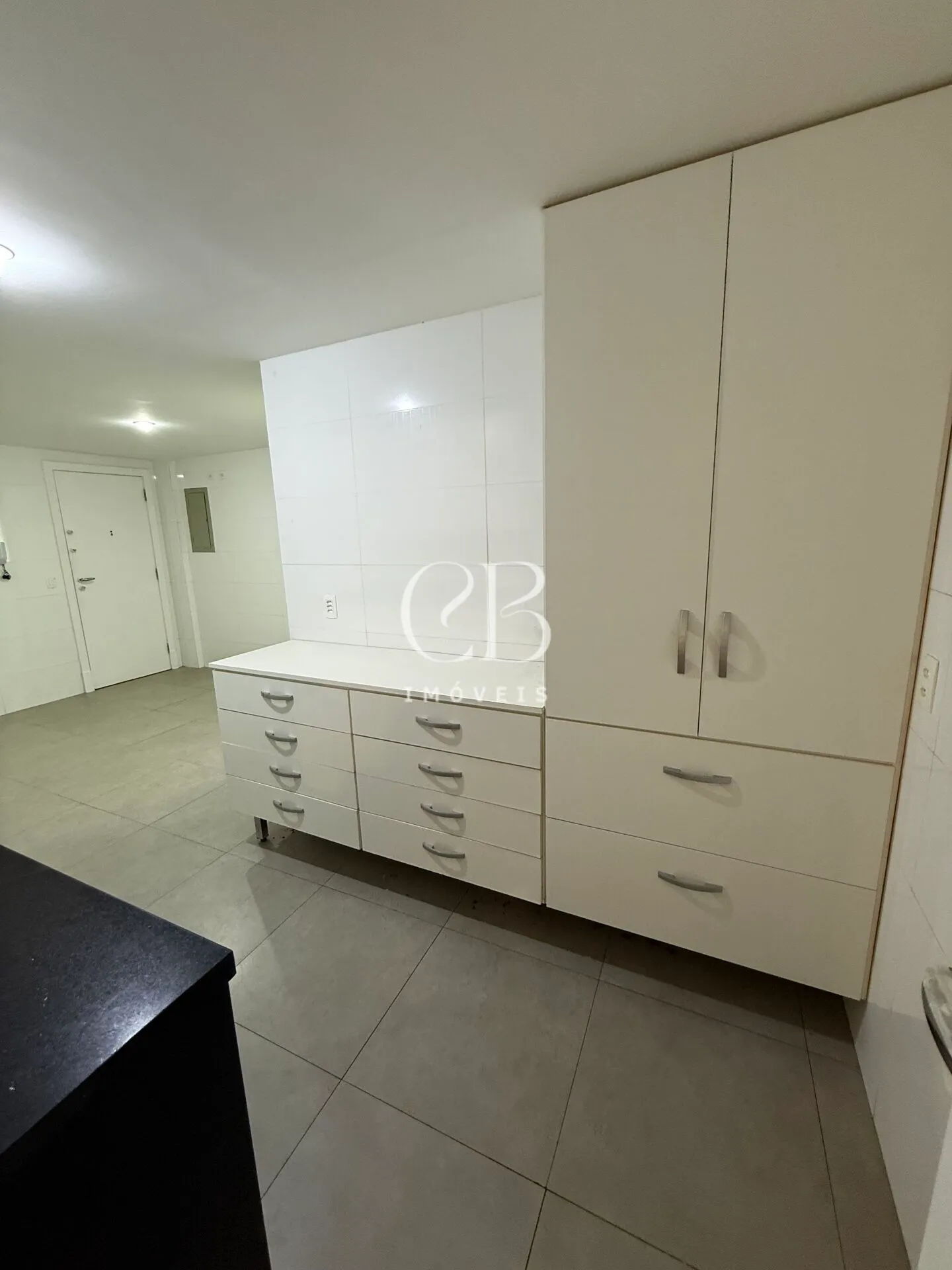 Apartment with 4 bedrooms and a balcony in great condition — photo 32