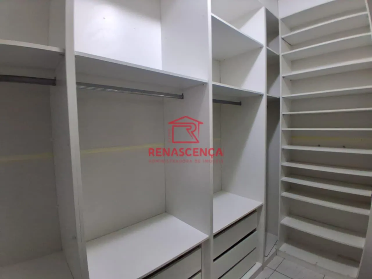 Гардеробная и 4 спальни: дом 323 м² — photo 9