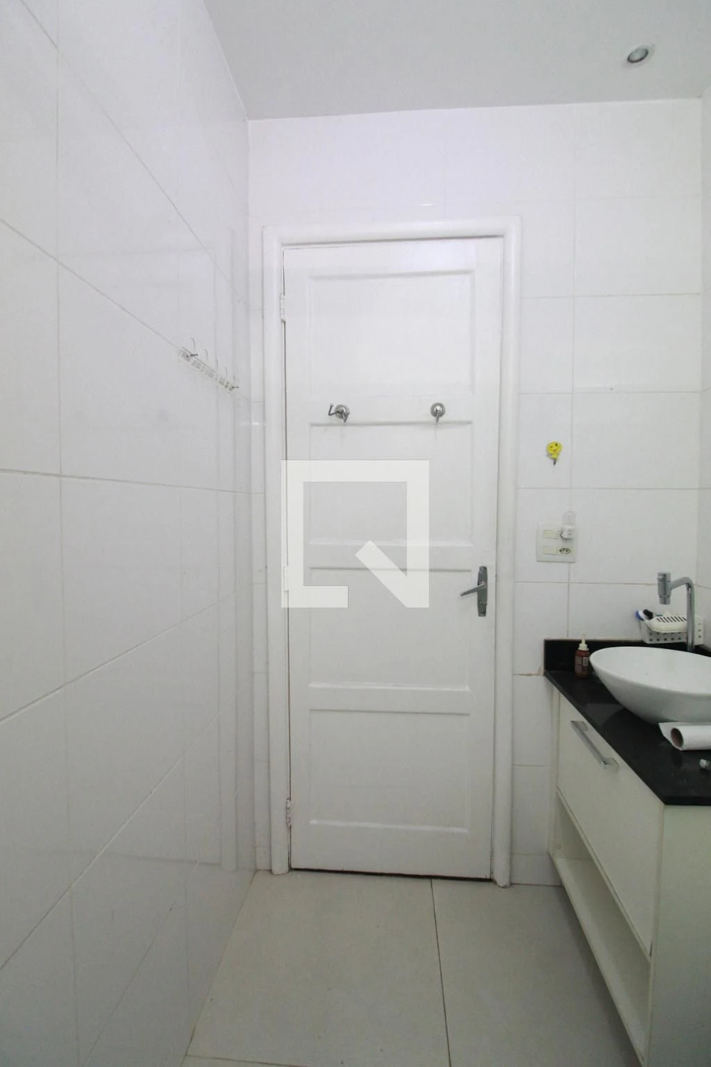One-bedroom apartment with a washing machine — photo 3