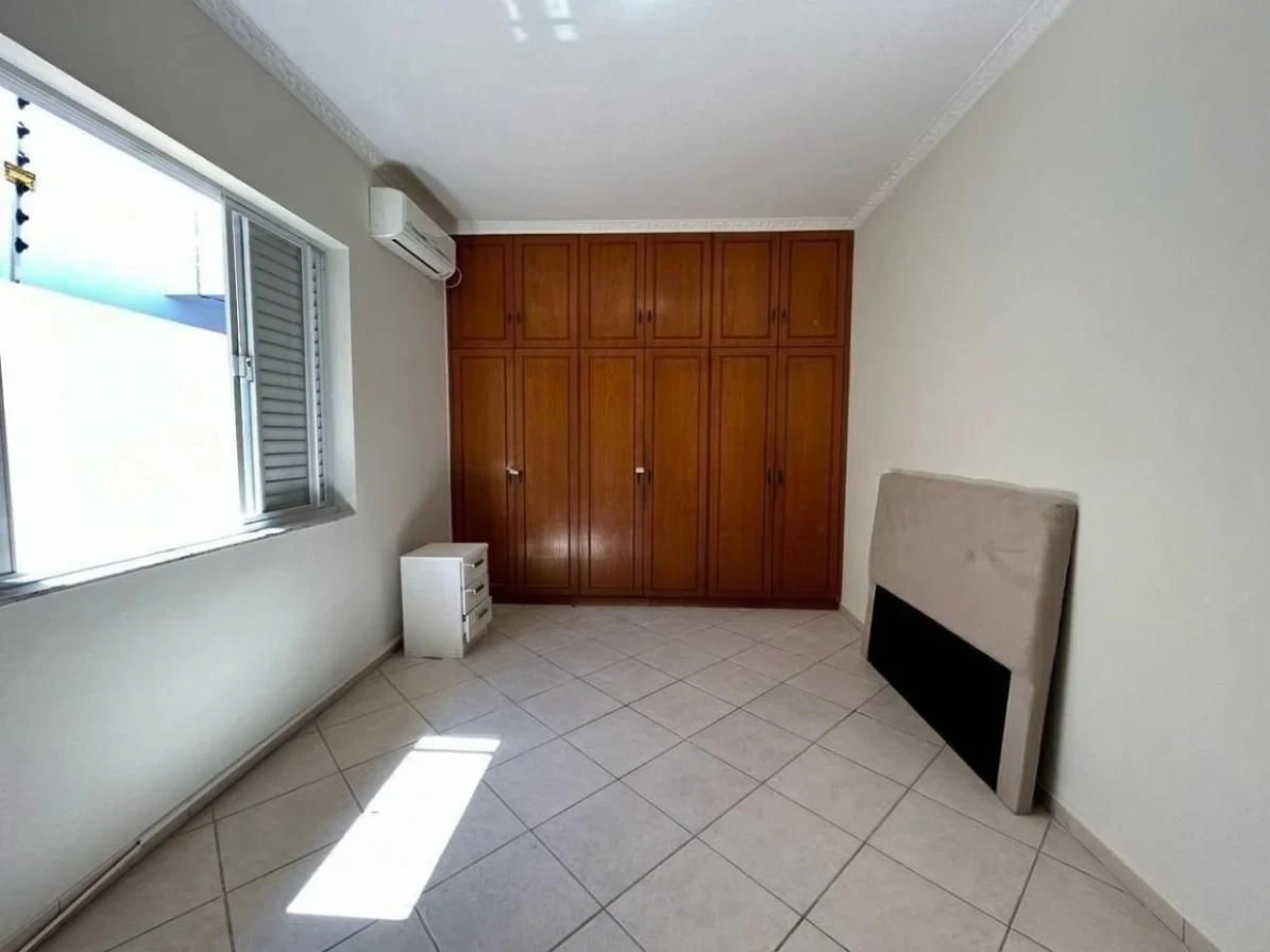 Bathtub in a 4-bedroom house, 330 m² — photo 7