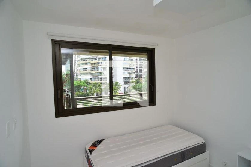 Glass-enclosed balcony in a 3-bedroom apartment, 103 m² — photo 12