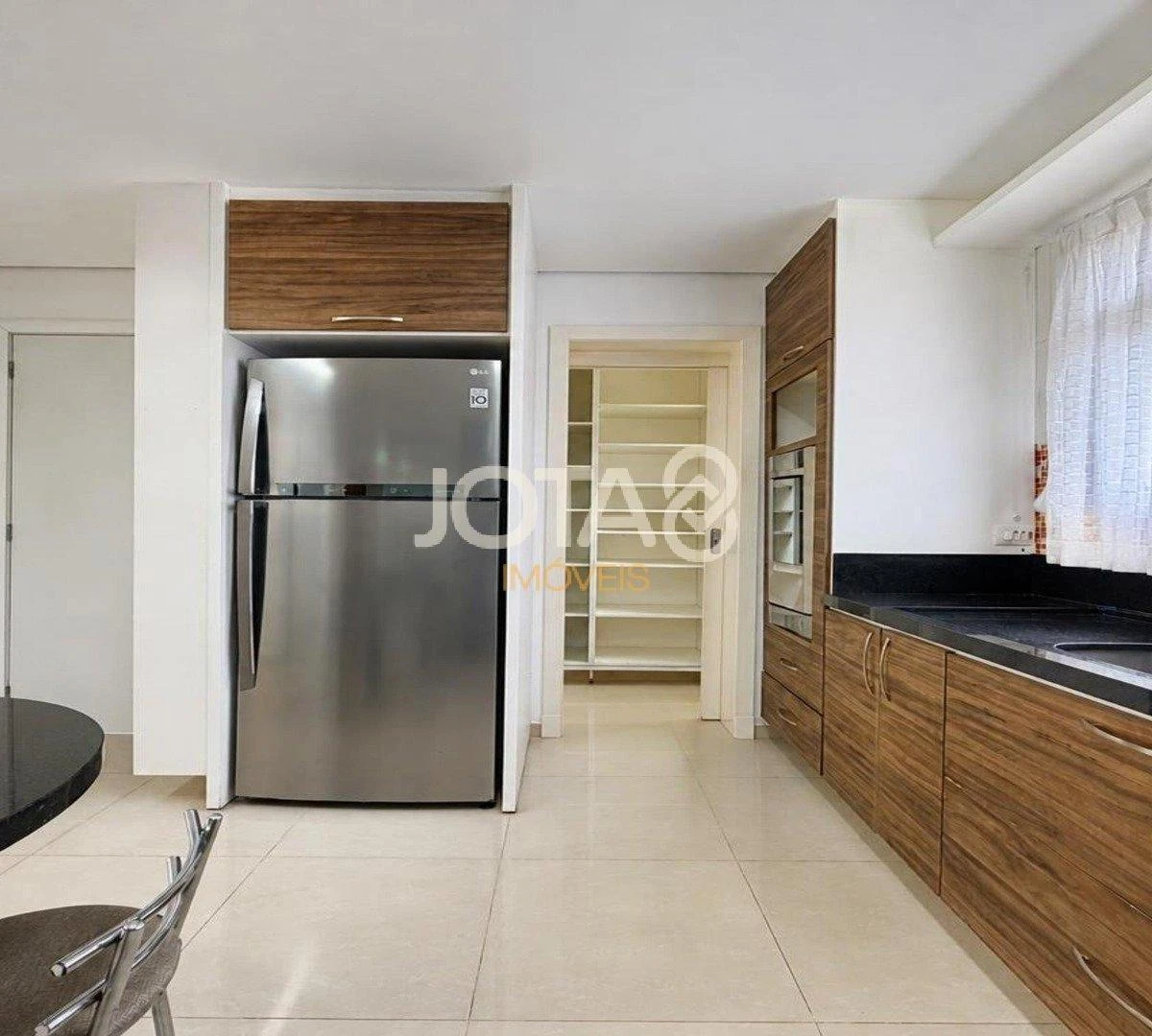 4-bedroom house with a glass-enclosed balcony in Curitiba — photo 18