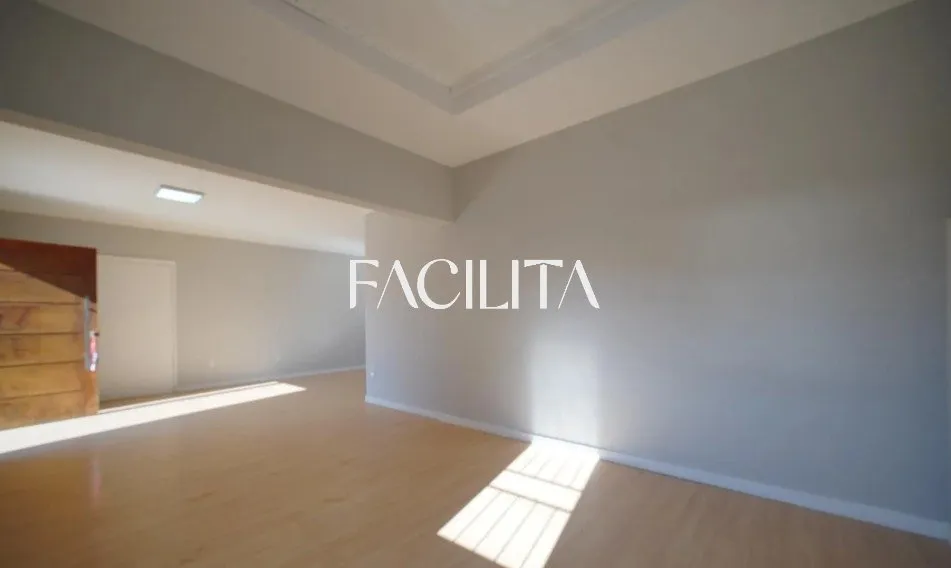 4-bedroom house with an en-suite and glass shower
