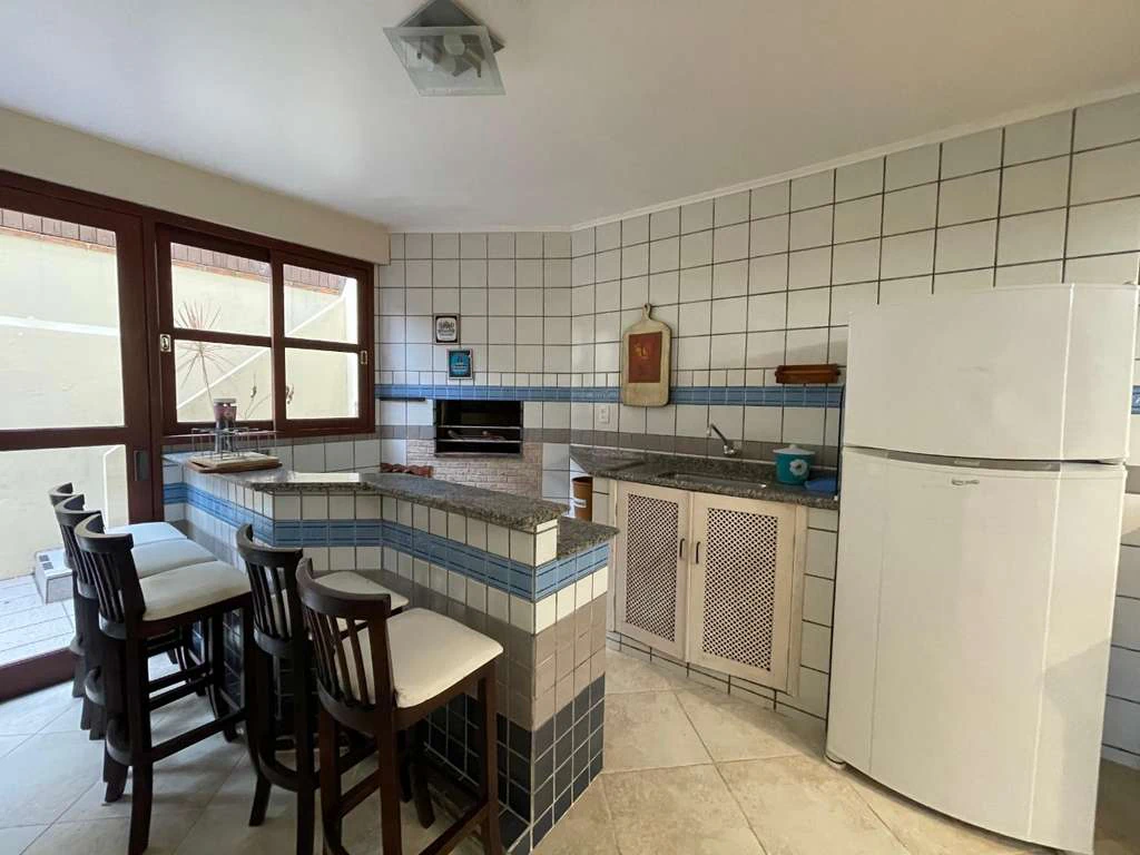 House with 5 bedrooms and 282 m² with private yard BBQ — photo 3
