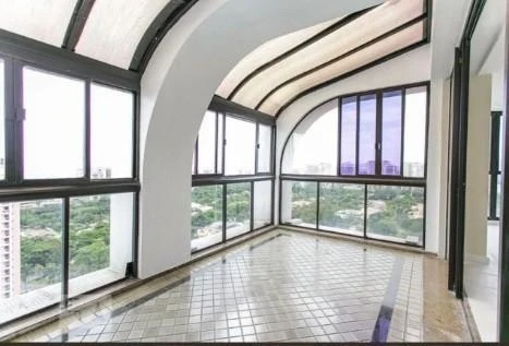 Unfurnished apartment with an enclosed glass balcony — photo 16