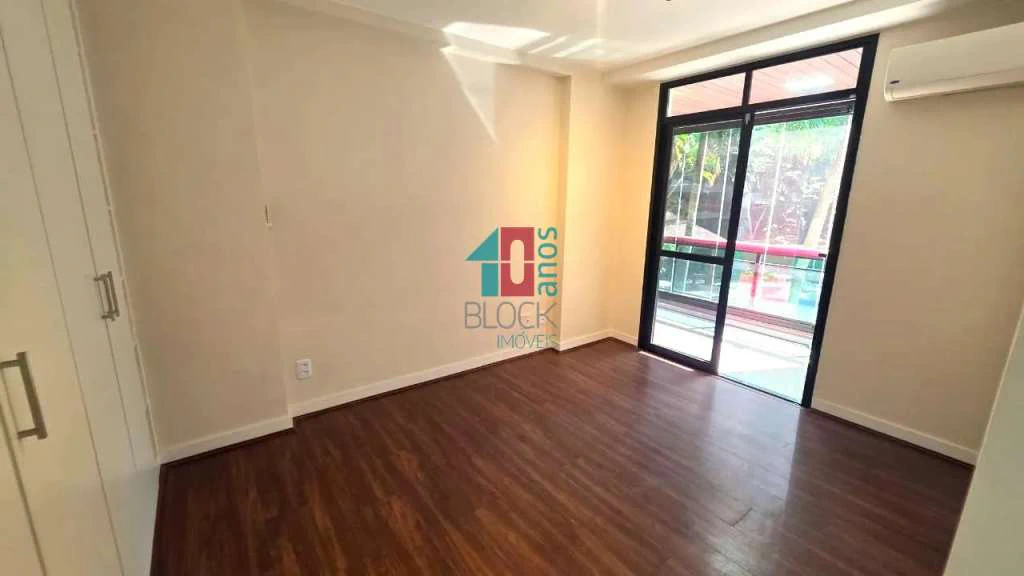 4-bedroom apartment with a glassed-in balcony — photo 17